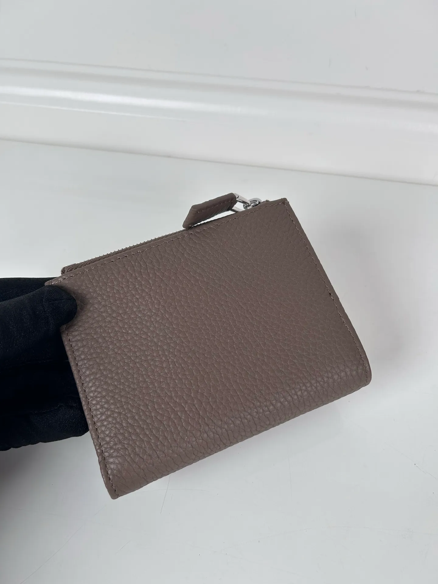 💰480, P Home ➡️ Unisex short wallet, model 2ML049, made of gray deerskin, eight card slots, one receipt compartment, one zippered coin pocket, length 11.5cm, height 9.5cm, 175 steel stamp, meticulous and neat workmanship, as shown in the picture