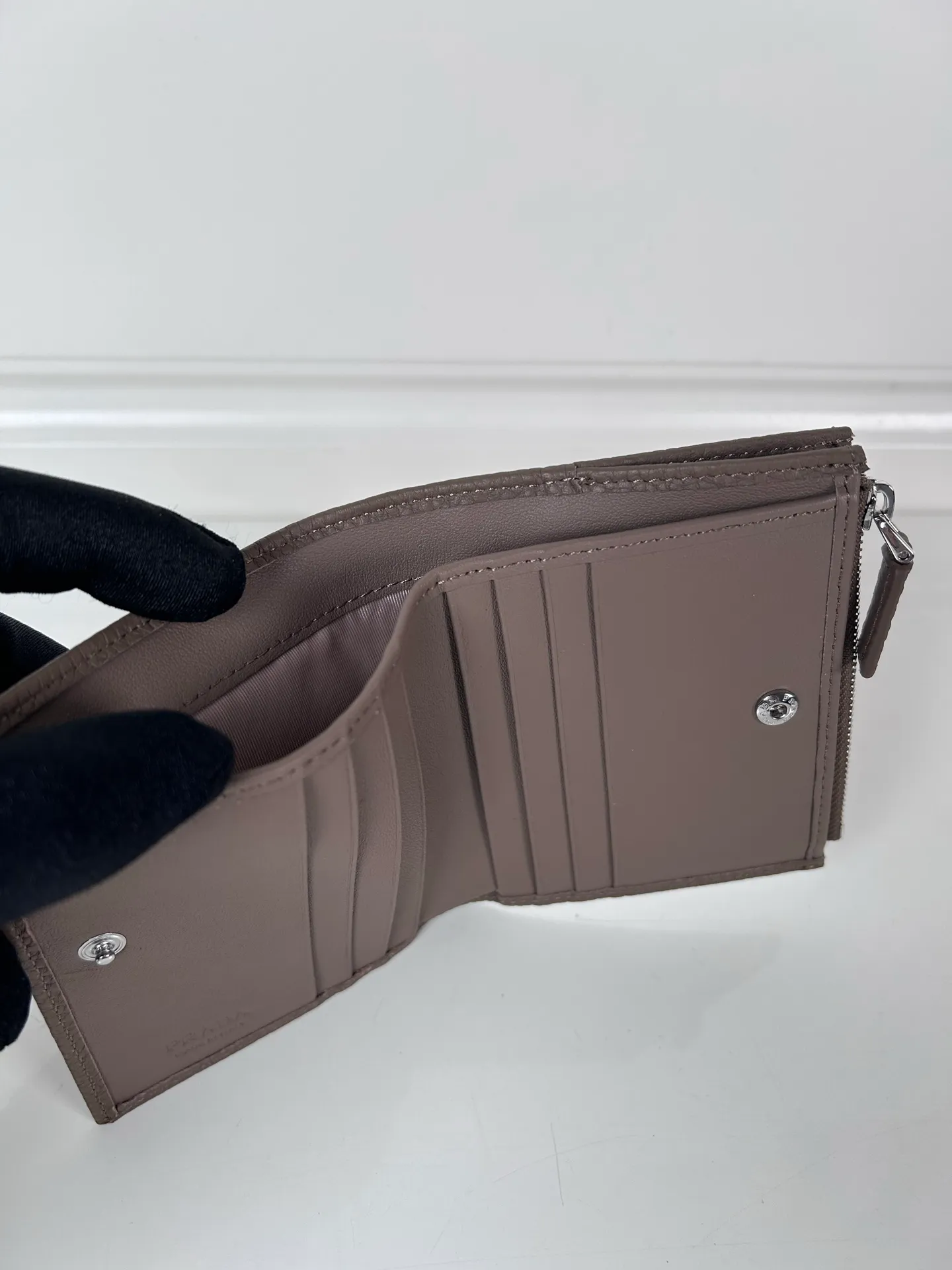 💰480, P Home ➡️ Unisex short wallet, model 2ML049, made of gray deerskin, eight card slots, one receipt compartment, one zippered coin pocket, length 11.5cm, height 9.5cm, 175 steel stamp, meticulous and neat workmanship, as shown in the picture