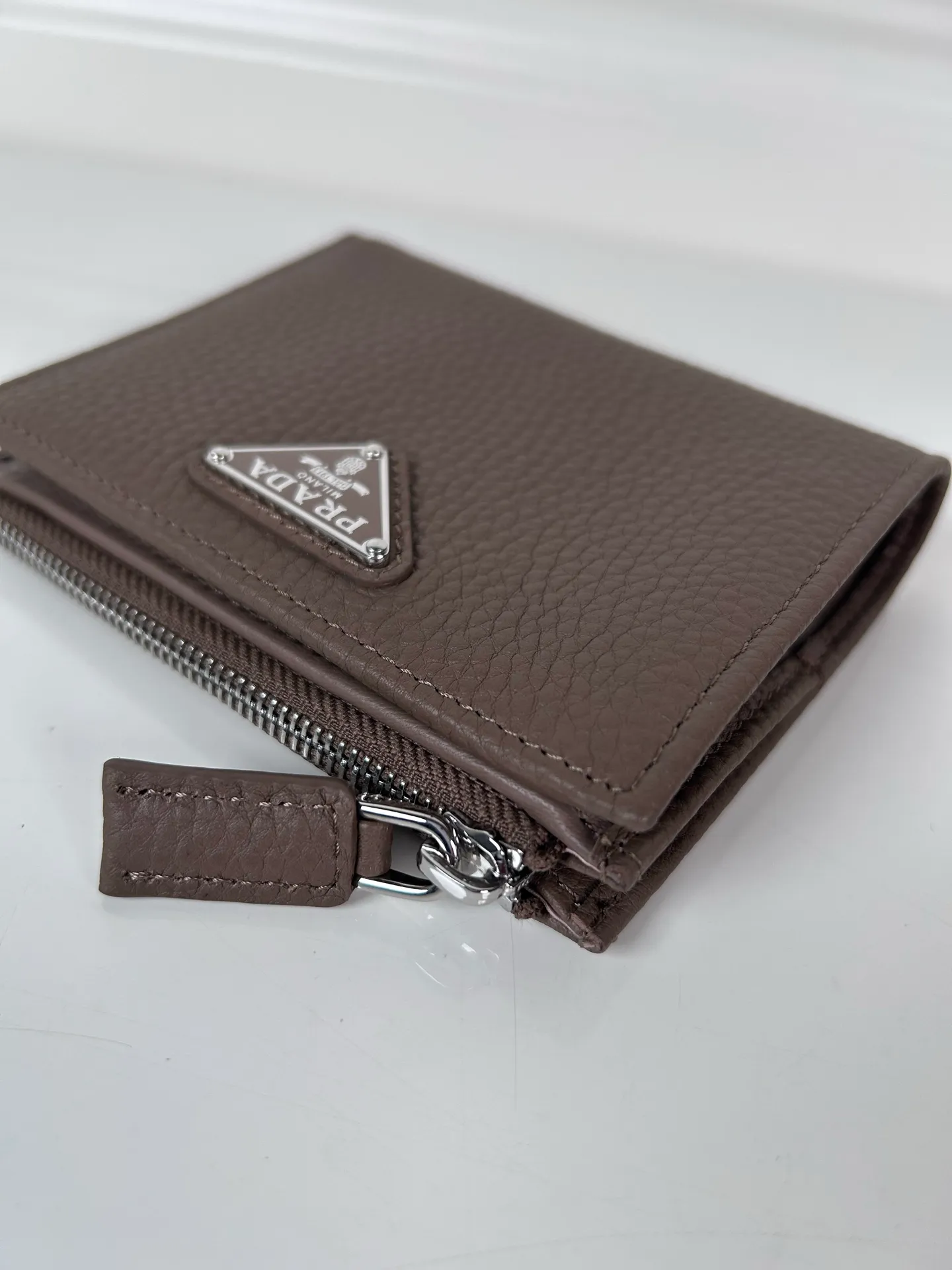 💰480, P Home ➡️ Unisex short wallet, model 2ML049, made of gray deerskin, eight card slots, one receipt compartment, one zippered coin pocket, length 11.5cm, height 9.5cm, 175 steel stamp, meticulous and neat workmanship, as shown in the picture