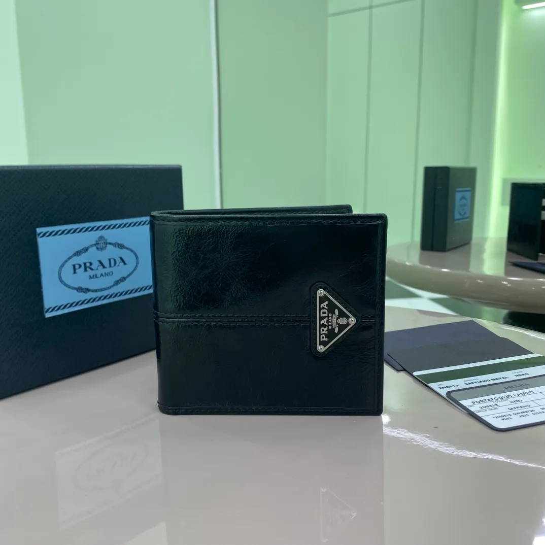 P380 [Top original order] Prada's new men's short wallet💼Classic hot style👏Model 2M0513, internal code 164 OEM code💋 This wallet is made of elegant shiny leather, with smooth lines and classic geometric patterns, highlighting a refined and elegant modern style. It has eight card pockets and multiple compartments. The design is practical and reflects urban style. 🏅️🏅️🏅️Size: length 11cm*height 9.5cm