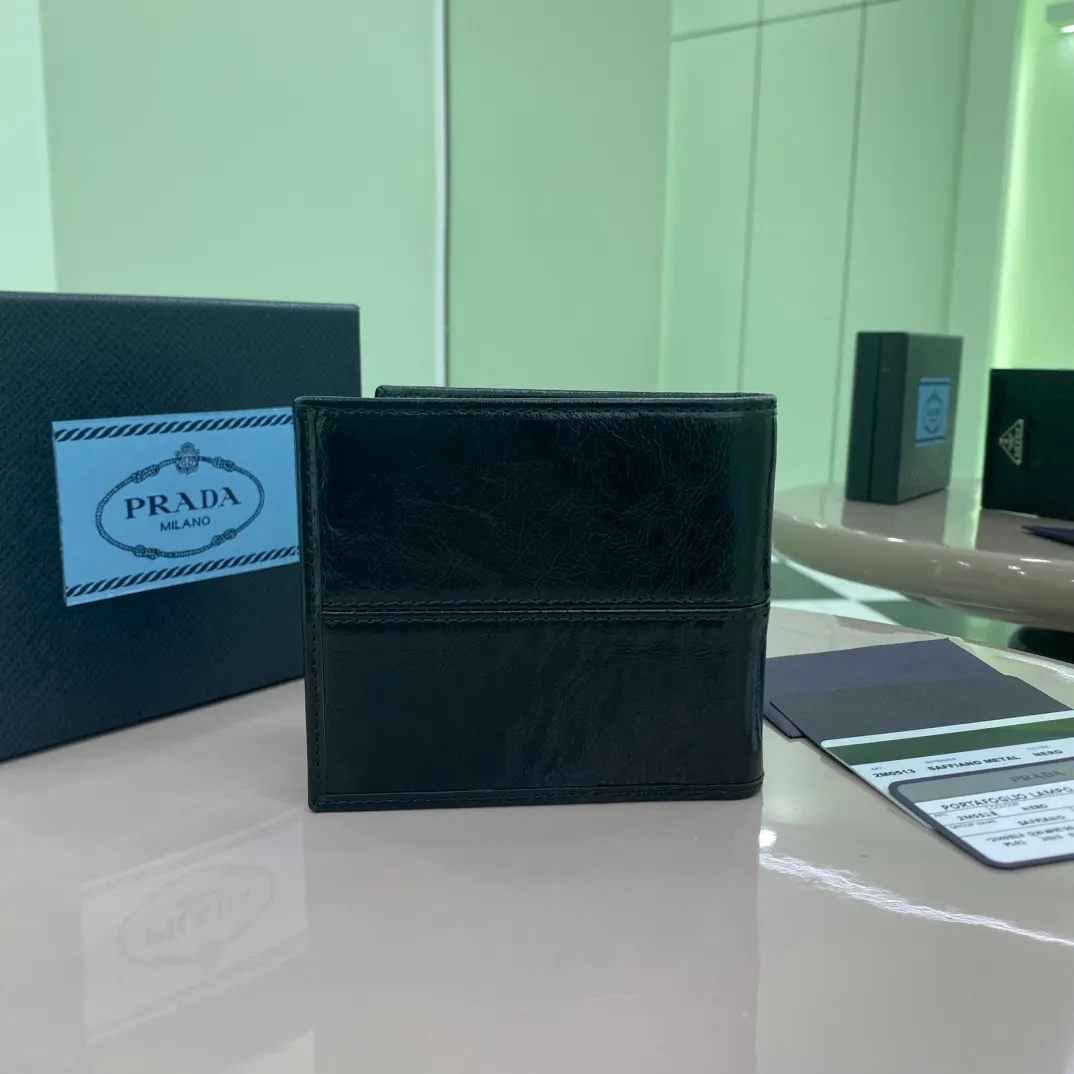 P380 [Top original order] Prada's new men's short wallet💼Classic hot style👏Model 2M0513, internal code 164 OEM code💋 This wallet is made of elegant shiny leather, with smooth lines and classic geometric patterns, highlighting a refined and elegant modern style. It has eight card pockets and multiple compartments. The design is practical and reflects urban style. 🏅️🏅️🏅️Size: length 11cm*height 9.5cm