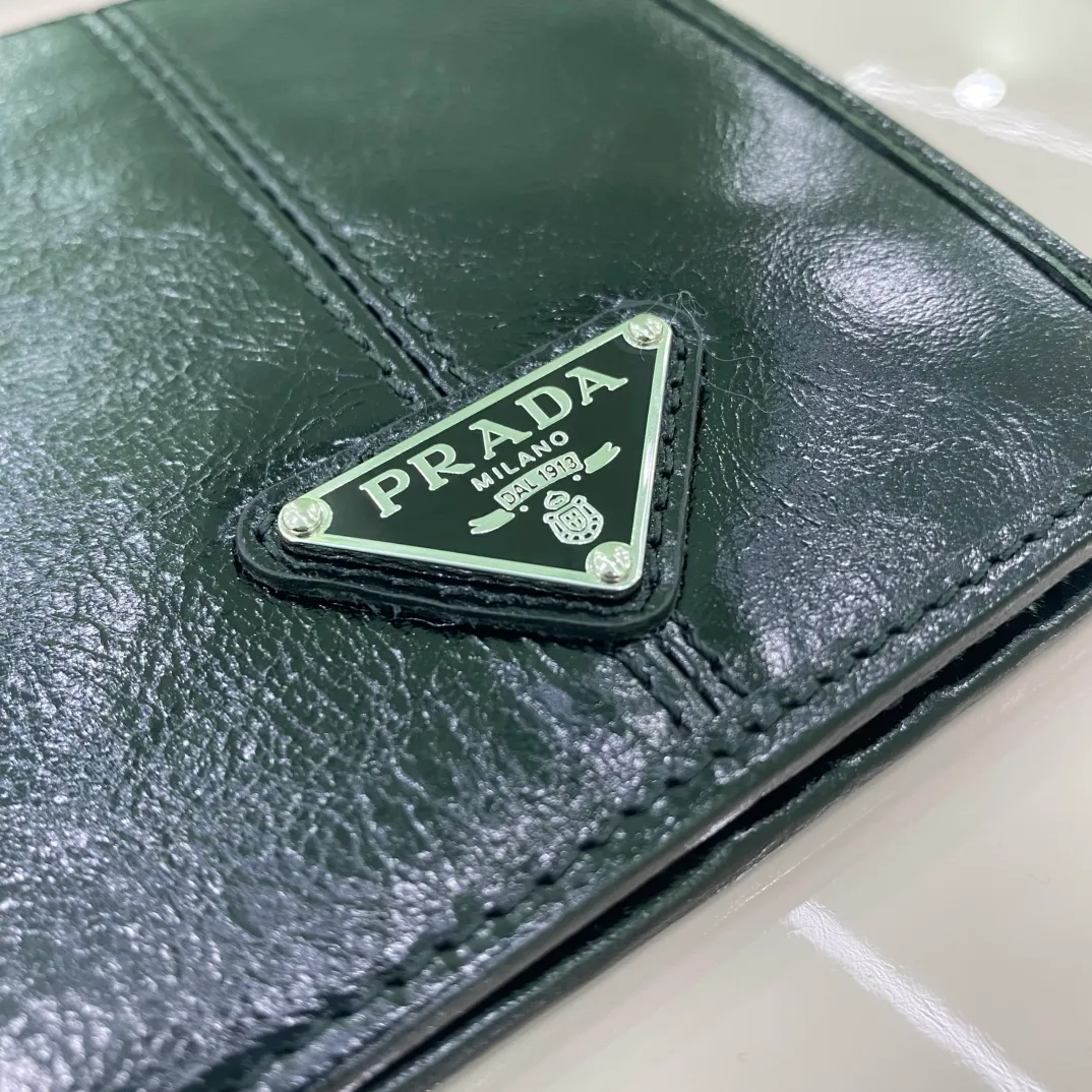 P380 [Top original order] Prada's new men's short wallet💼Classic hot style👏Model 2M0513, internal code 164 OEM code💋 This wallet is made of elegant shiny leather, with smooth lines and classic geometric patterns, highlighting a refined and elegant modern style. It has eight card pockets and multiple compartments. The design is practical and reflects urban style. 🏅️🏅️🏅️Size: length 11cm*height 9.5cm