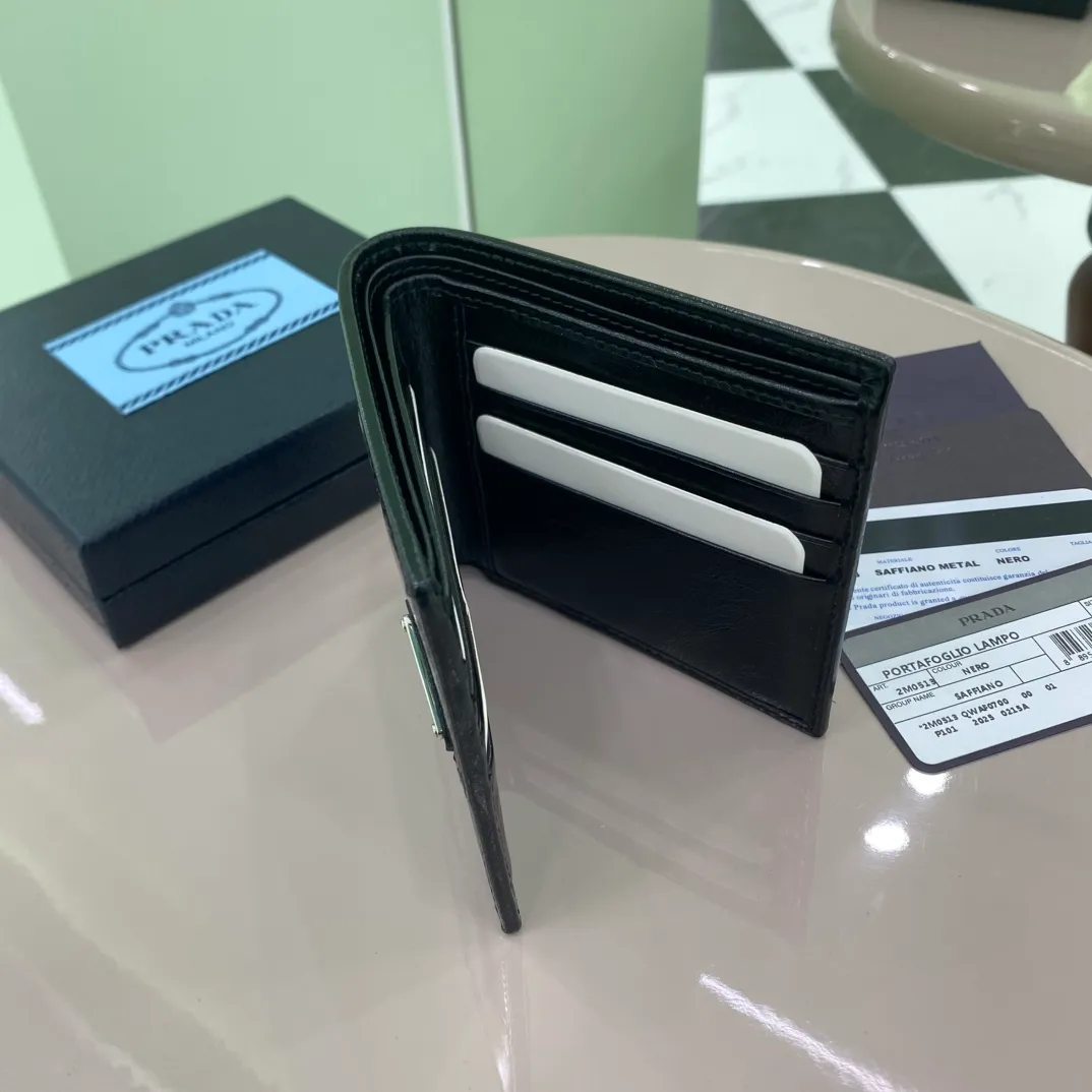 P380 [Top original order] Prada's new men's short wallet💼Classic hot style👏Model 2M0513, internal code 164 OEM code💋 This wallet is made of elegant shiny leather, with smooth lines and classic geometric patterns, highlighting a refined and elegant modern style. It has eight card pockets and multiple compartments. The design is practical and reflects urban style. 🏅️🏅️🏅️Size: length 11cm*height 9.5cm