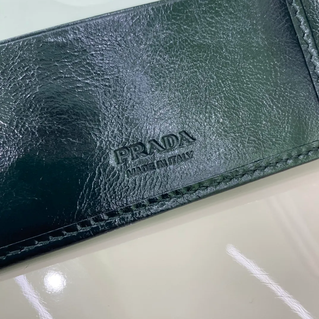 P380 [Top original order] Prada's new men's short wallet💼Classic hot style👏Model 2M0513, internal code 164 OEM code💋 This wallet is made of elegant shiny leather, with smooth lines and classic geometric patterns, highlighting a refined and elegant modern style. It has eight card pockets and multiple compartments. The design is practical and reflects urban style. 🏅️🏅️🏅️Size: length 11cm*height 9.5cm