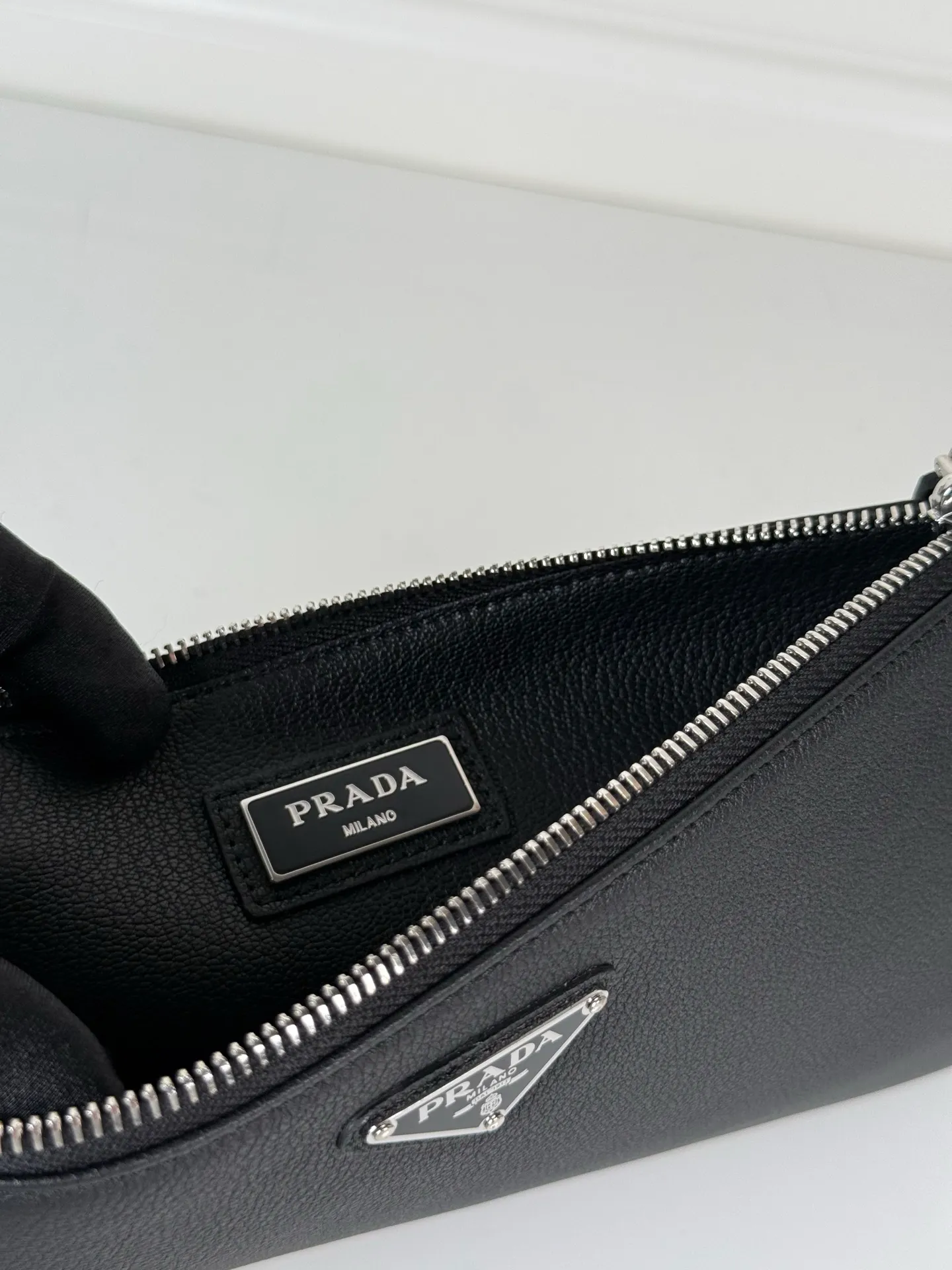 💰620, P Home➡️Men's deer pattern leather handbag, black, single quality, model 2NG005, equipped with detachable wrist strap, a zipper compartment, six card slot pockets, size 28×18cm