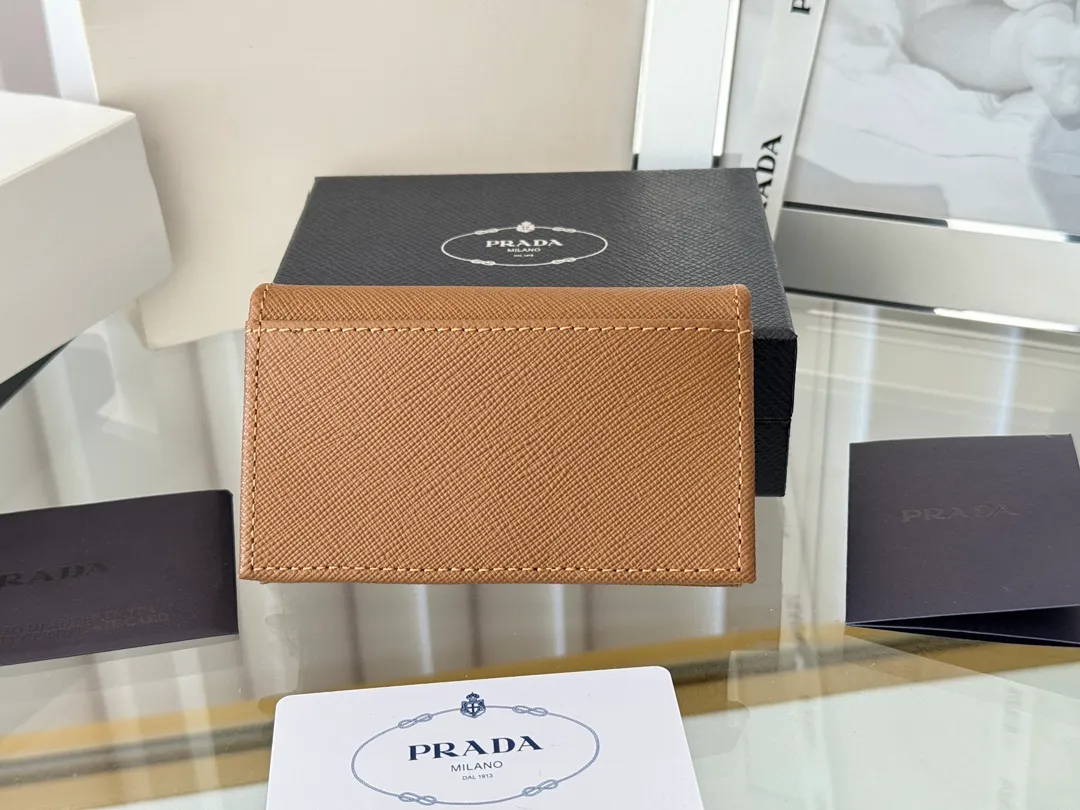 Prada classic card holder, model 1MC122, made of cross-grain cowhide, size 6.5×2.5×11cm, adopts snap button opening and closing design, and has two slots for cards or receipts. This exquisite card holder is small and convenient, with sufficient capacity. It can be placed in the bag for easy storage. It can also be used to make separate items when going out every day. Hot 🔥Hot-selling item, taken in kind, what you see is what you get