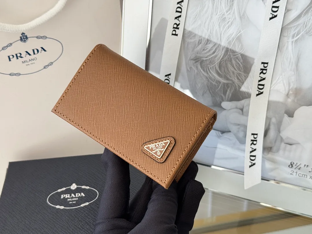 Prada classic card holder, model 1MC122, made of cross-grain cowhide, size 6.5×2.5×11cm, adopts snap button opening and closing design, and has two slots for cards or receipts. This exquisite card holder is small and convenient, with sufficient capacity. It can be placed in the bag for easy storage. It can also be used to make separate items when going out every day. Hot 🔥Hot-selling item, taken in kind, what you see is what you get