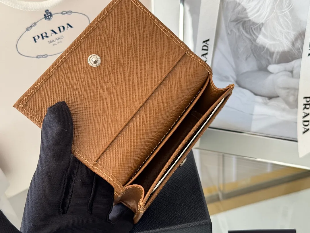 Prada classic card holder, model 1MC122, made of cross-grain cowhide, size 6.5×2.5×11cm, adopts snap button opening and closing design, and has two slots for cards or receipts. This exquisite card holder is small and convenient, with sufficient capacity. It can be placed in the bag for easy storage. It can also be used to make separate items when going out every day. Hot 🔥Hot-selling item, taken in kind, what you see is what you get