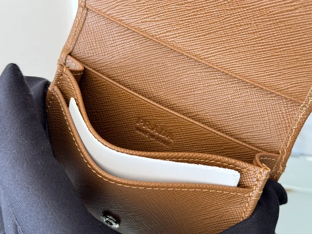 Prada classic card holder, model 1MC122, made of cross-grain cowhide, size 6.5×2.5×11cm, adopts snap button opening and closing design, and has two slots for cards or receipts. This exquisite card holder is small and convenient, with sufficient capacity. It can be placed in the bag for easy storage. It can also be used to make separate items when going out every day. Hot 🔥Hot-selling item, taken in kind, what you see is what you get