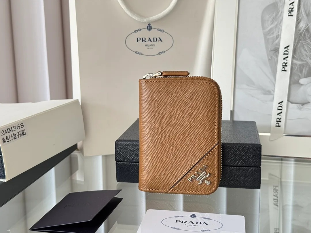 Prada Cross Pattern Unisex Card Holder Zipper Bag Model: 2MM358 Size: 10*8cm Original quality Color details are as shown in the picture, exclusive real shot Can be placed in the bag or held in hand Small and cute leather goods, made of cross pattern cowhide Classic and practical zipper design, with pleated card slots inside for easy classification and storage. It is perfect for going out alone with your mobile phone in summer or putting it in a small bag. It is your best choice.