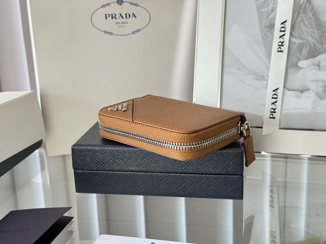 Prada Cross Pattern Unisex Card Holder Zipper Bag Model: 2MM358 Size: 10*8cm Original quality Color details are as shown in the picture, exclusive real shot Can be placed in the bag or held in hand Small and cute leather goods, made of cross pattern cowhide Classic and practical zipper design, with pleated card slots inside for easy classification and storage. It is perfect for going out alone with your mobile phone in summer or putting it in a small bag. It is your best choice.