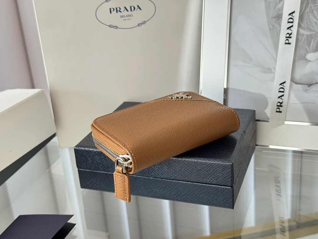 Prada Cross Pattern Unisex Card Holder Zipper Bag Model: 2MM358 Size: 10*8cm Original quality Color details are as shown in the picture, exclusive real shot Can be placed in the bag or held in hand Small and cute leather goods, made of cross pattern cowhide Classic and practical zipper design, with pleated card slots inside for easy classification and storage. It is perfect for going out alone with your mobile phone in summer or putting it in a small bag. It is your best choice.