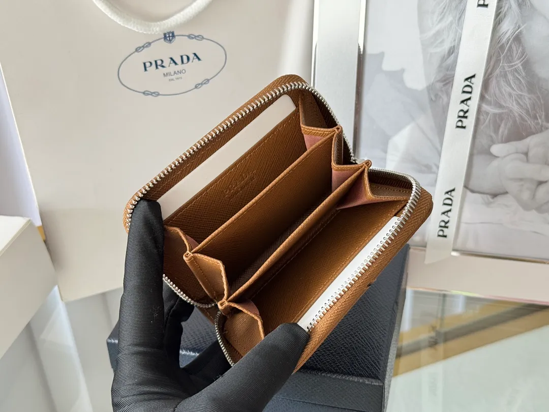 Prada Cross Pattern Unisex Card Holder Zipper Bag Model: 2MM358 Size: 10*8cm Original quality Color details are as shown in the picture, exclusive real shot Can be placed in the bag or held in hand Small and cute leather goods, made of cross pattern cowhide Classic and practical zipper design, with pleated card slots inside for easy classification and storage. It is perfect for going out alone with your mobile phone in summer or putting it in a small bag. It is your best choice.