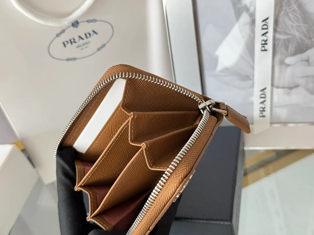 Prada Cross Pattern Unisex Card Holder Zipper Bag Model: 2MM358 Size: 10*8cm Original quality Color details are as shown in the picture, exclusive real shot Can be placed in the bag or held in hand Small and cute leather goods, made of cross pattern cowhide Classic and practical zipper design, with pleated card slots inside for easy classification and storage. It is perfect for going out alone with your mobile phone in summer or putting it in a small bag. It is your best choice.