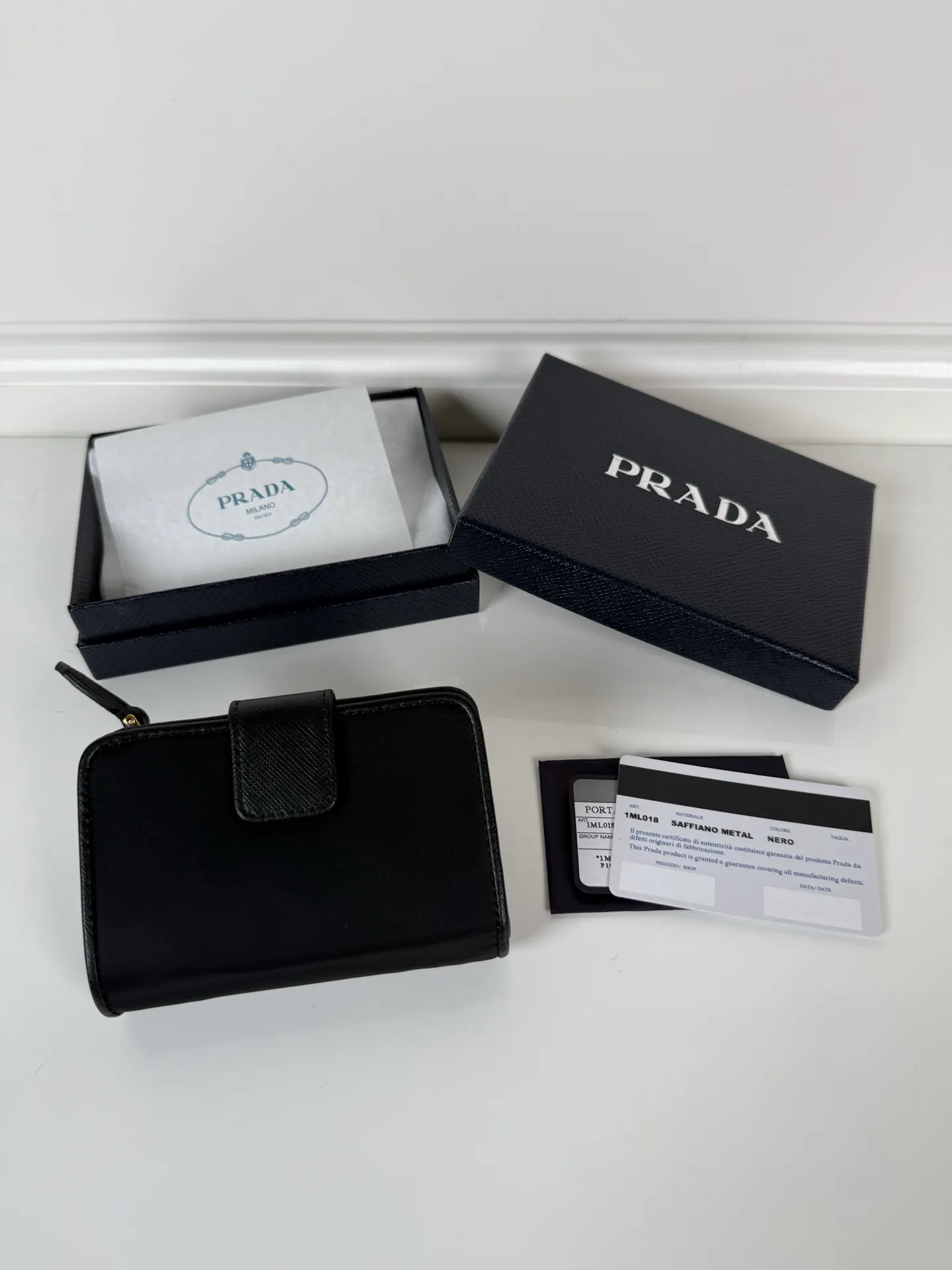 💰520, P Home➡️Women's short clip made of cross pattern + nylon fabric, model 1ML018, snap button opening and closing design, equipped with 9 card slots, a banknote compartment, and a zippered zero compartment, size 12 x 8cm, small but fully functional, practical and fashionable, can be held in hand or placed in a bag, high-quality workmanship, a good choice for personal use, and the best choice for personal use🎁
