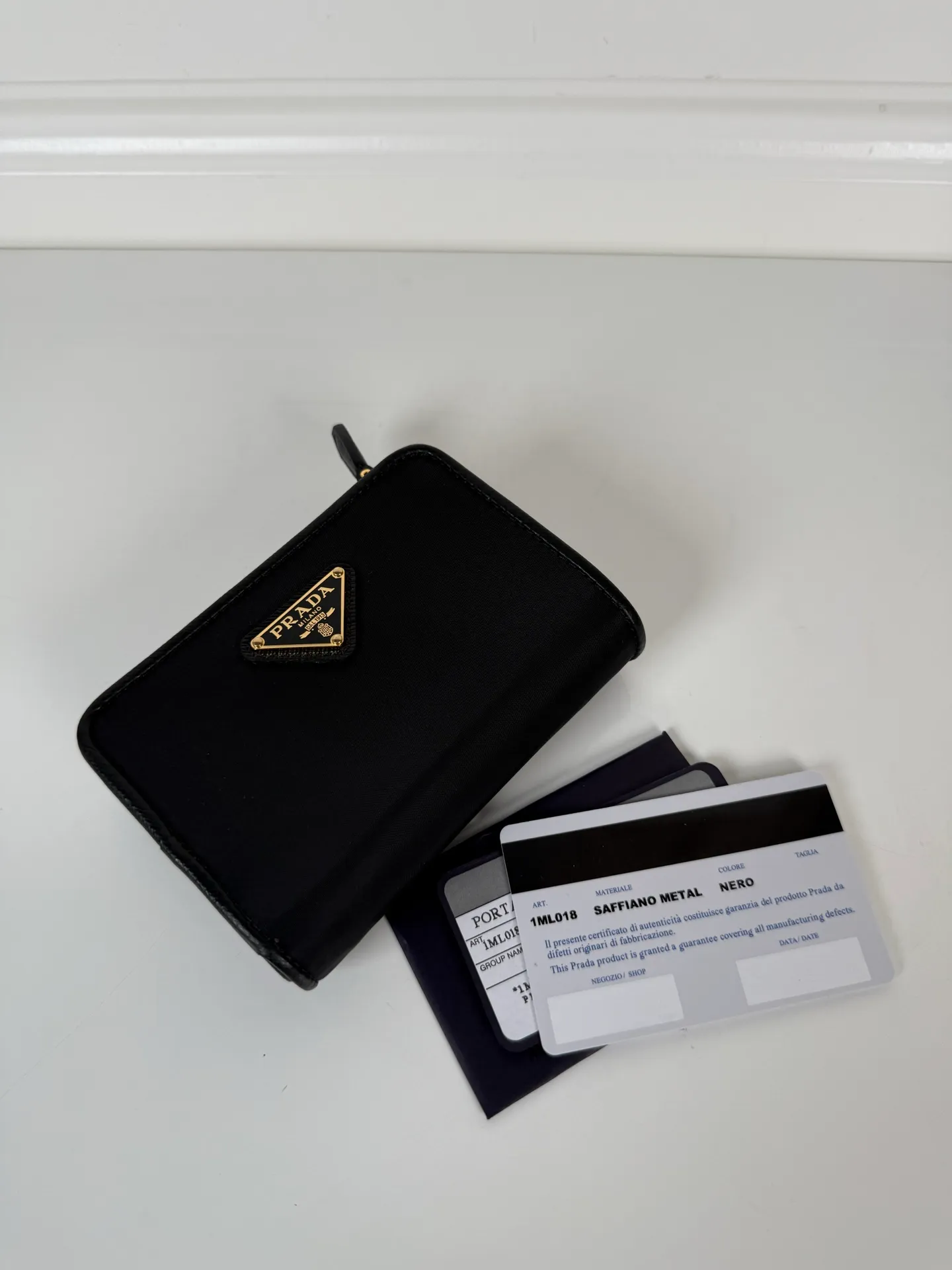 💰520, P Home➡️Women's short clip made of cross pattern + nylon fabric, model 1ML018, snap button opening and closing design, equipped with 9 card slots, a banknote compartment, and a zippered zero compartment, size 12 x 8cm, small but fully functional, practical and fashionable, can be held in hand or placed in a bag, high-quality workmanship, a good choice for personal use, and the best choice for personal use🎁
