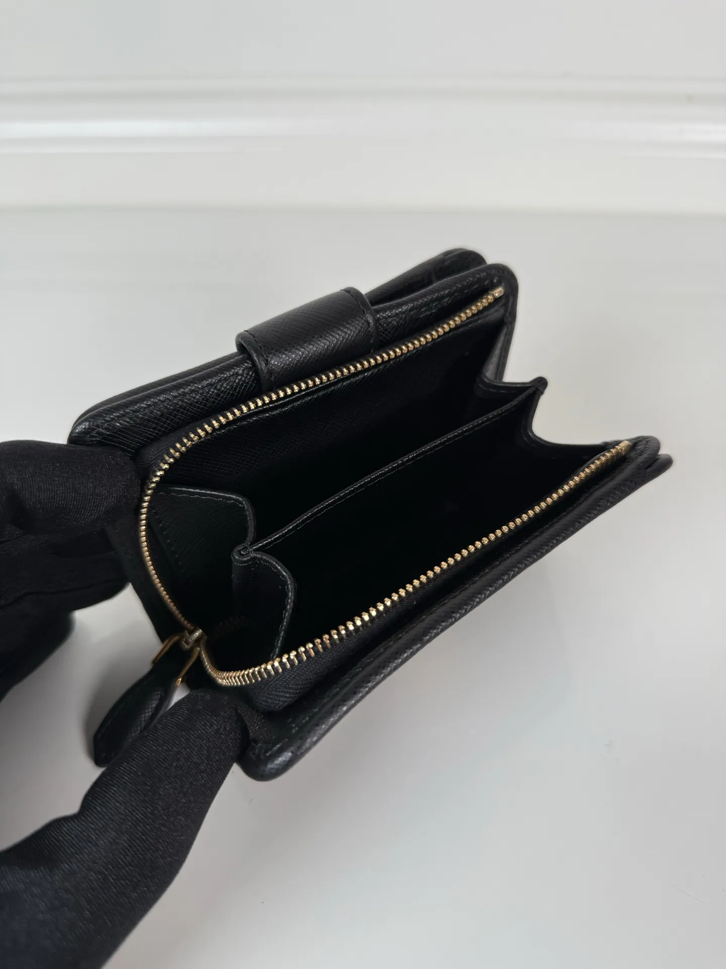 💰520, P Home➡️Women's short clip made of cross pattern + nylon fabric, model 1ML018, snap button opening and closing design, equipped with 9 card slots, a banknote compartment, and a zippered zero compartment, size 12 x 8cm, small but fully functional, practical and fashionable, can be held in hand or placed in a bag, high-quality workmanship, a good choice for personal use, and the best choice for personal use🎁