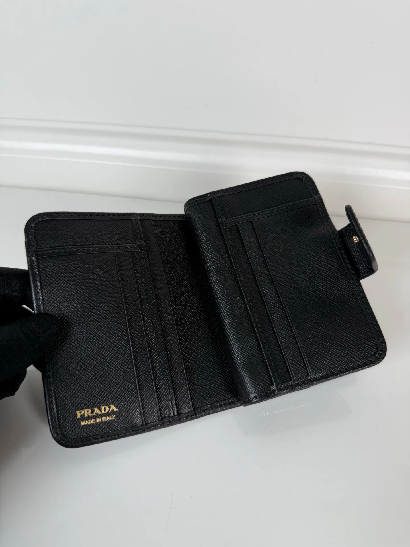 💰520, P Home➡️Women's short clip made of cross pattern + nylon fabric, model 1ML018, snap button opening and closing design, equipped with 9 card slots, a banknote compartment, and a zippered zero compartment, size 12 x 8cm, small but fully functional, practical and fashionable, can be held in hand or placed in a bag, high-quality workmanship, a good choice for personal use, and the best choice for personal use🎁