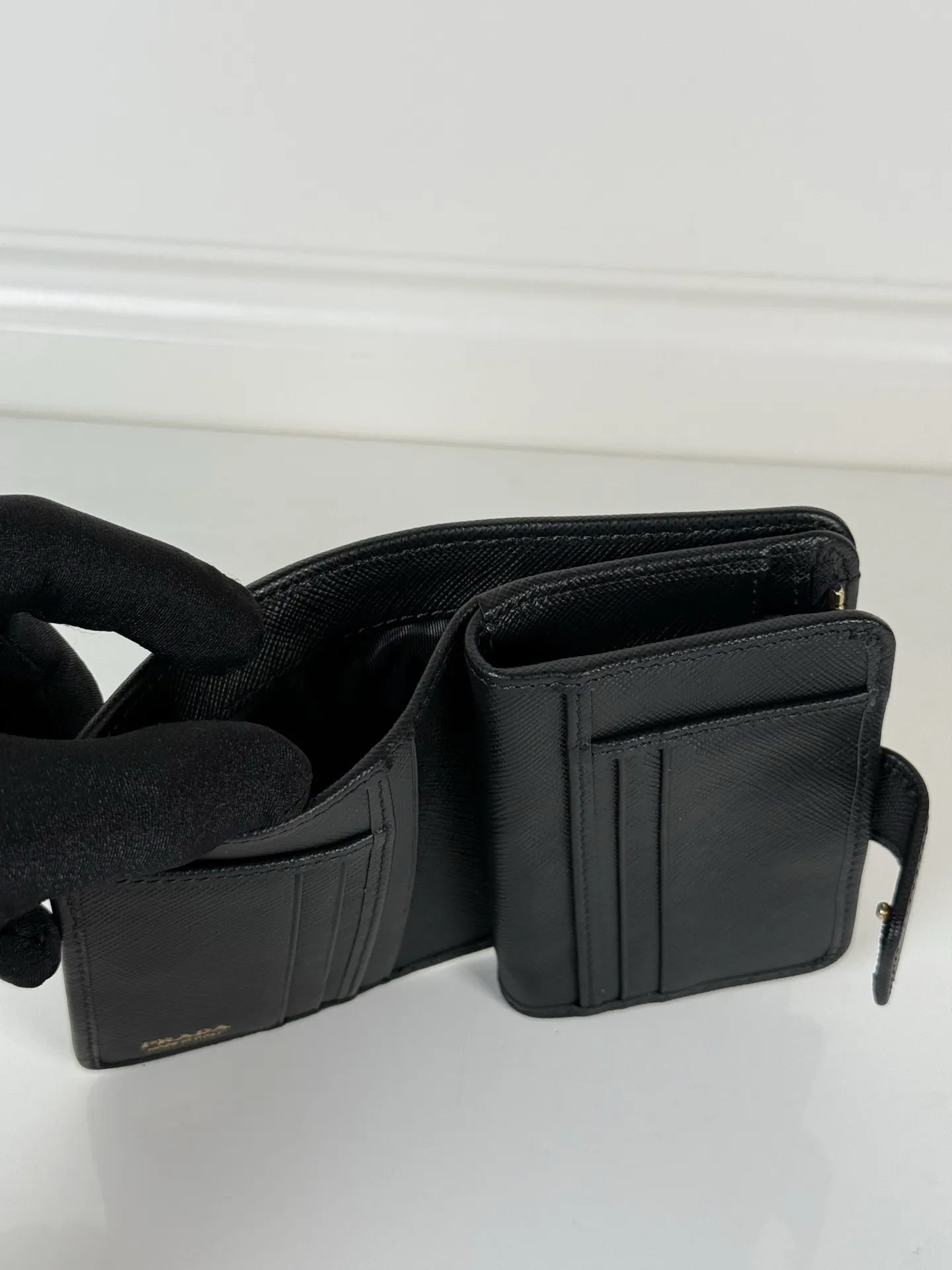 💰520, P Home➡️Women's short clip made of cross pattern + nylon fabric, model 1ML018, snap button opening and closing design, equipped with 9 card slots, a banknote compartment, and a zippered zero compartment, size 12 x 8cm, small but fully functional, practical and fashionable, can be held in hand or placed in a bag, high-quality workmanship, a good choice for personal use, and the best choice for personal use🎁