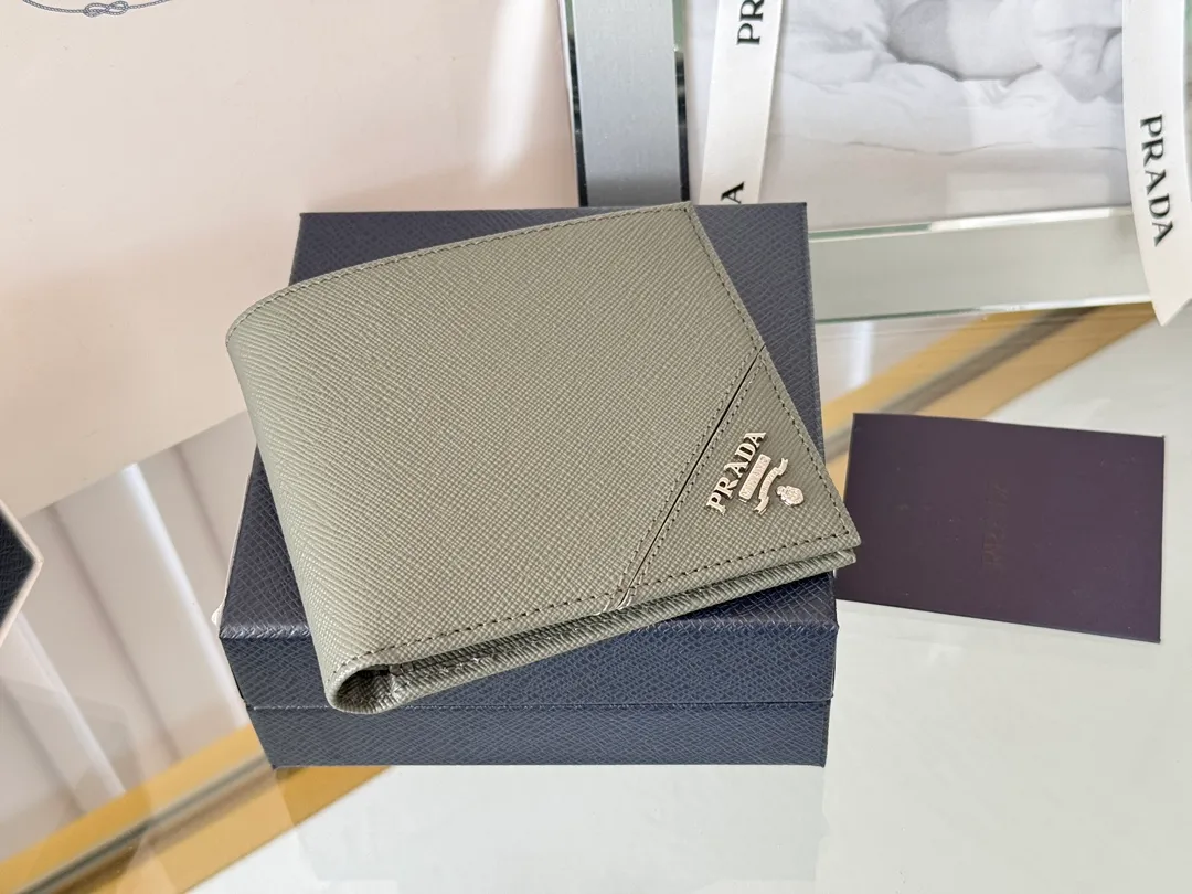 prada men's cross pattern short clip, easy to store, can hold 8 cards and cash, a must-have for men, model 2M0513, original quality, Saffiano cross pattern➕made from imported hardware, size 11cm×9.5cm, color as shown