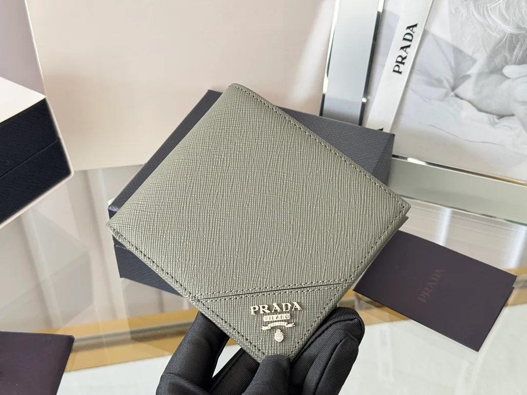 prada men's cross pattern short clip, easy to store, can hold 8 cards and cash, a must-have for men, model 2M0513, original quality, Saffiano cross pattern➕made from imported hardware, size 11cm×9.5cm, color as shown
