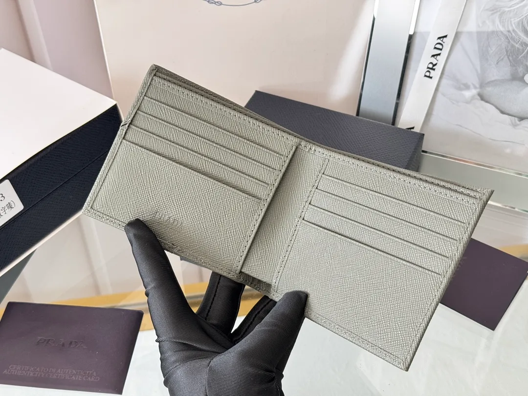 prada men's cross pattern short clip, easy to store, can hold 8 cards and cash, a must-have for men, model 2M0513, original quality, Saffiano cross pattern➕made from imported hardware, size 11cm×9.5cm, color as shown