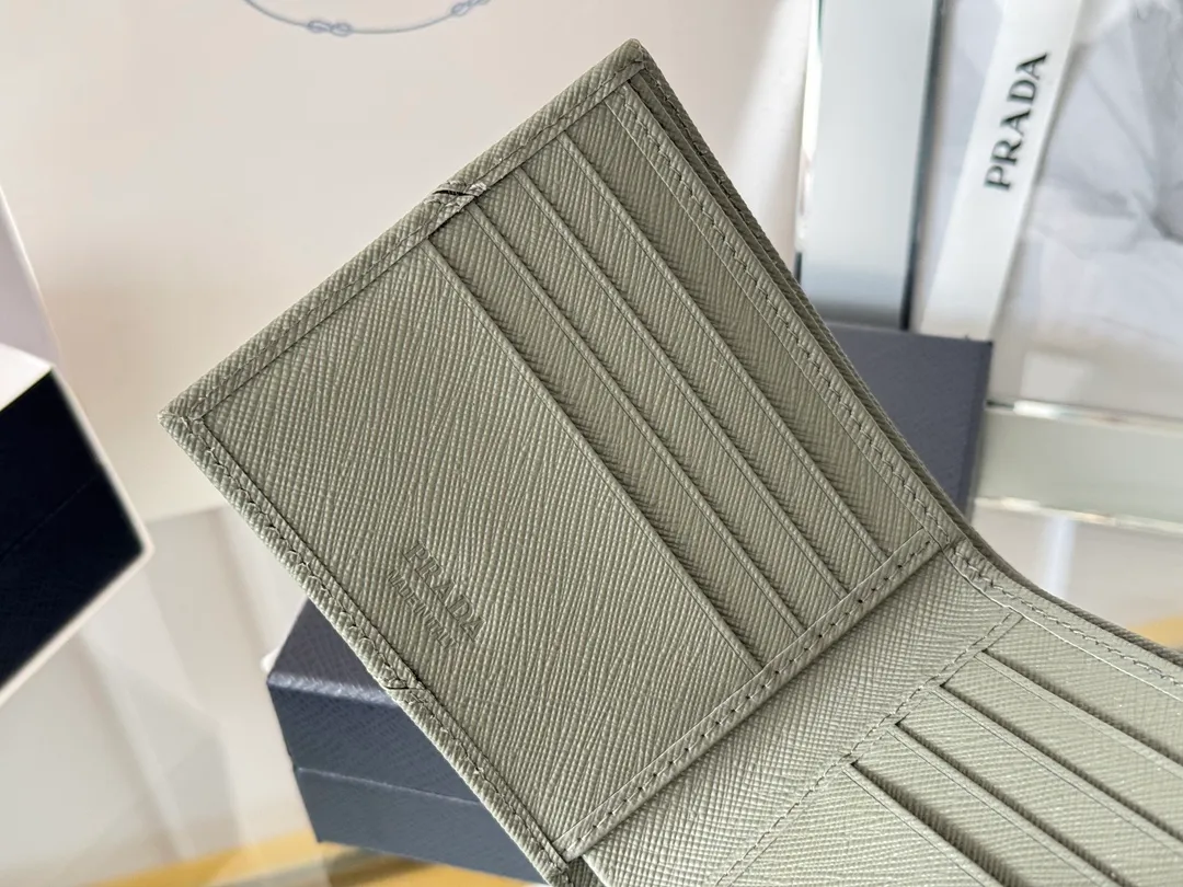 prada men's cross pattern short clip, easy to store, can hold 8 cards and cash, a must-have for men, model 2M0513, original quality, Saffiano cross pattern➕made from imported hardware, size 11cm×9.5cm, color as shown