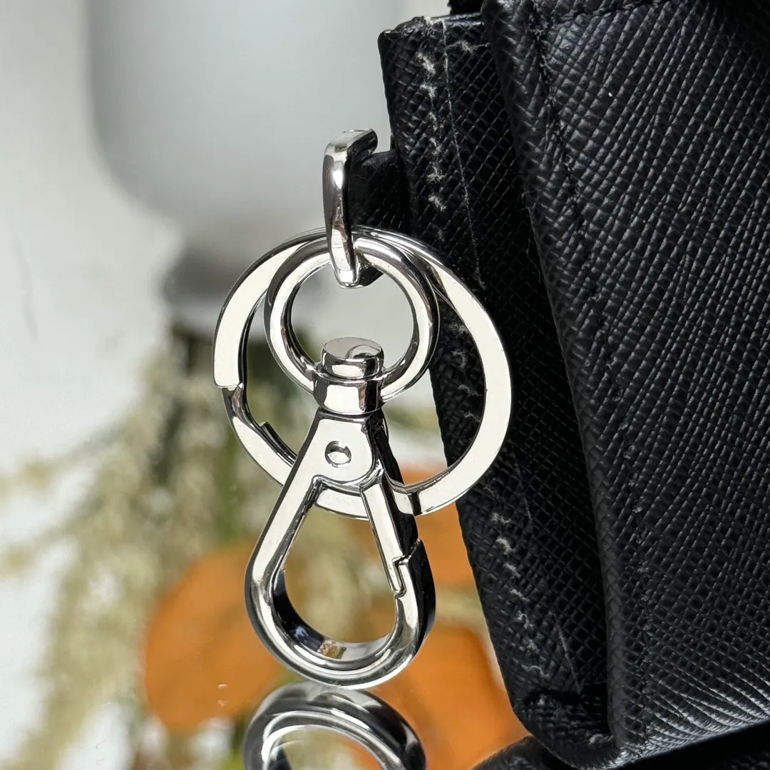 P380 [Top original order] PRADA's new key bag 🚗 (car key bag), model 1TT085, internal code 164 OEM code 💋 This convenient Saffiano leather key bag charm adopts zipper closure, with metal spring buckle and split ring. The product is decorated with an enameled triangle logo. Cards can be placed💰, the most important thing is that it can be hung on the backpack, fashionable and avant-garde🏅️🏅️🏅️Size: length 10.5*height 6.5cm