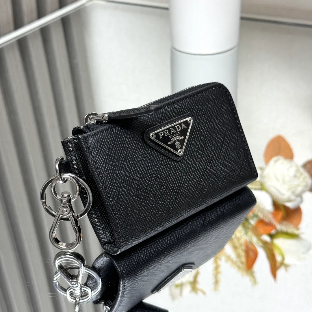P380 [Top original order] PRADA's new key bag 🚗 (car key bag), model 1TT085, internal code 164 OEM code 💋 This convenient Saffiano leather key bag charm adopts zipper closure, with metal spring buckle and split ring. The product is decorated with an enameled triangle logo. Cards can be placed💰, the most important thing is that it can be hung on the backpack, fashionable and avant-garde🏅️🏅️🏅️Size: length 10.5*height 6.5cm