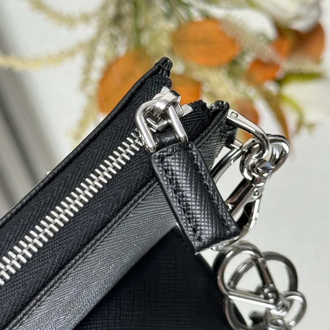 P380 [Top original order] PRADA's new key bag 🚗 (car key bag), model 1TT085, internal code 164 OEM code 💋 This convenient Saffiano leather key bag charm adopts zipper closure, with metal spring buckle and split ring. The product is decorated with an enameled triangle logo. Cards can be placed💰, the most important thing is that it can be hung on the backpack, fashionable and avant-garde🏅️🏅️🏅️Size: length 10.5*height 6.5cm