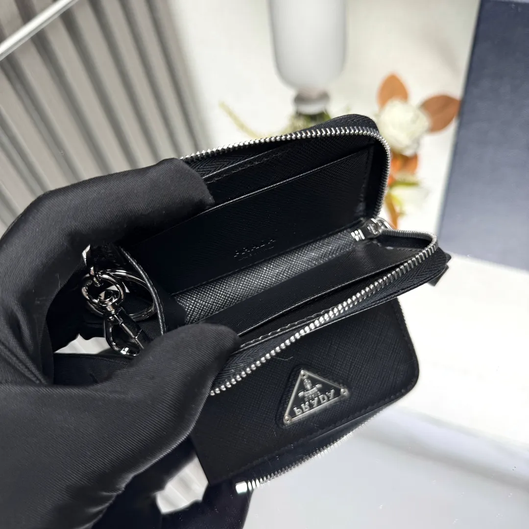 P380 [Top original order] PRADA's new key bag 🚗 (car key bag), model 1TT085, internal code 164 OEM code 💋 This convenient Saffiano leather key bag charm adopts zipper closure, with metal spring buckle and split ring. The product is decorated with an enameled triangle logo. Cards can be placed💰, the most important thing is that it can be hung on the backpack, fashionable and avant-garde🏅️🏅️🏅️Size: length 10.5*height 6.5cm