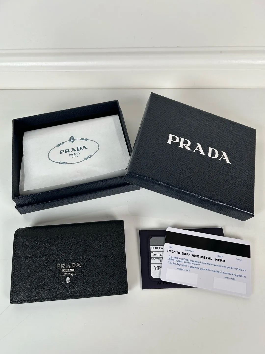 💰440, P Home ➡️Classic card holder, model 1MC110, made of fine deerskin, size 6.5×2.5×11cm, snap button opening and closing design, with 3 card or receipt slots inside. This exquisite card holder is small and convenient, with sufficient capacity. It can be placed in the bag for easy storage. It can also be used for daily use when going out to make single items. Hot 🔥Hot-selling item, taken in kind, what you see is what you get