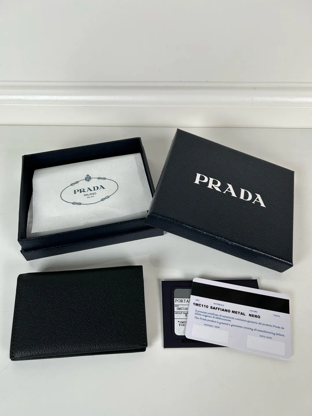 💰440, P Home ➡️Classic card holder, model 1MC110, made of fine deerskin, size 6.5×2.5×11cm, snap button opening and closing design, with 3 card or receipt slots inside. This exquisite card holder is small and convenient, with sufficient capacity. It can be placed in the bag for easy storage. It can also be used for daily use when going out to make single items. Hot 🔥Hot-selling item, taken in kind, what you see is what you get