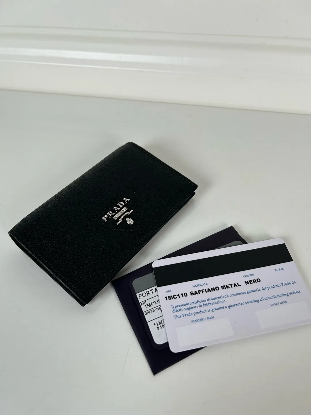 💰440, P Home ➡️Classic card holder, model 1MC110, made of fine deerskin, size 6.5×2.5×11cm, snap button opening and closing design, with 3 card or receipt slots inside. This exquisite card holder is small and convenient, with sufficient capacity. It can be placed in the bag for easy storage. It can also be used for daily use when going out to make single items. Hot 🔥Hot-selling item, taken in kind, what you see is what you get