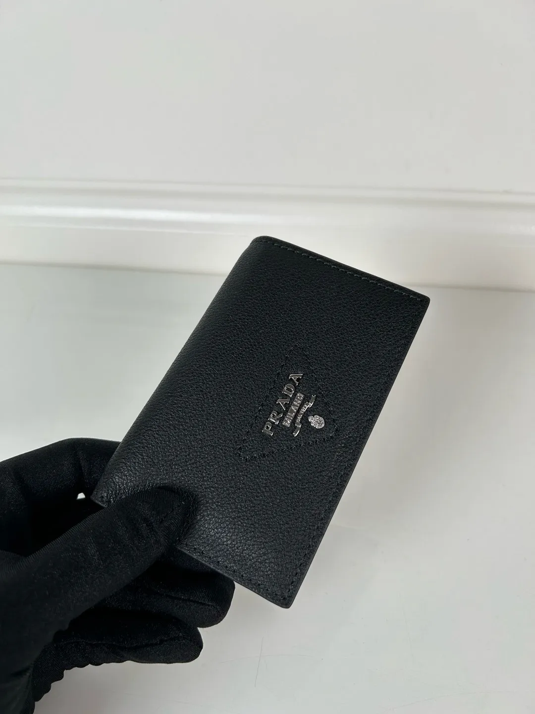 💰440, P Home ➡️Classic card holder, model 1MC110, made of fine deerskin, size 6.5×2.5×11cm, snap button opening and closing design, with 3 card or receipt slots inside. This exquisite card holder is small and convenient, with sufficient capacity. It can be placed in the bag for easy storage. It can also be used for daily use when going out to make single items. Hot 🔥Hot-selling item, taken in kind, what you see is what you get