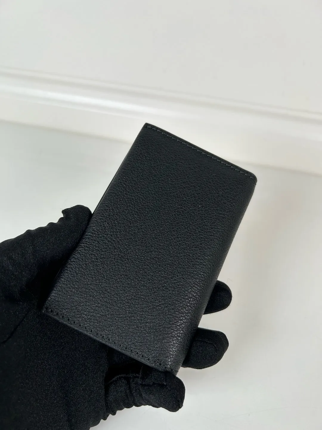 💰440, P Home ➡️Classic card holder, model 1MC110, made of fine deerskin, size 6.5×2.5×11cm, snap button opening and closing design, with 3 card or receipt slots inside. This exquisite card holder is small and convenient, with sufficient capacity. It can be placed in the bag for easy storage. It can also be used for daily use when going out to make single items. Hot 🔥Hot-selling item, taken in kind, what you see is what you get