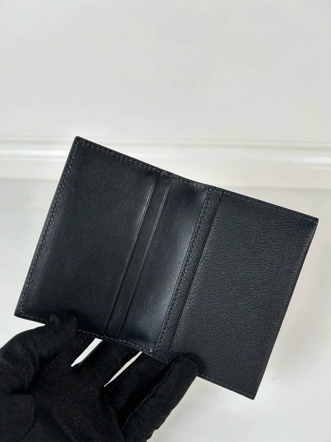 💰440, P Home ➡️Classic card holder, model 1MC110, made of fine deerskin, size 6.5×2.5×11cm, snap button opening and closing design, with 3 card or receipt slots inside. This exquisite card holder is small and convenient, with sufficient capacity. It can be placed in the bag for easy storage. It can also be used for daily use when going out to make single items. Hot 🔥Hot-selling item, taken in kind, what you see is what you get