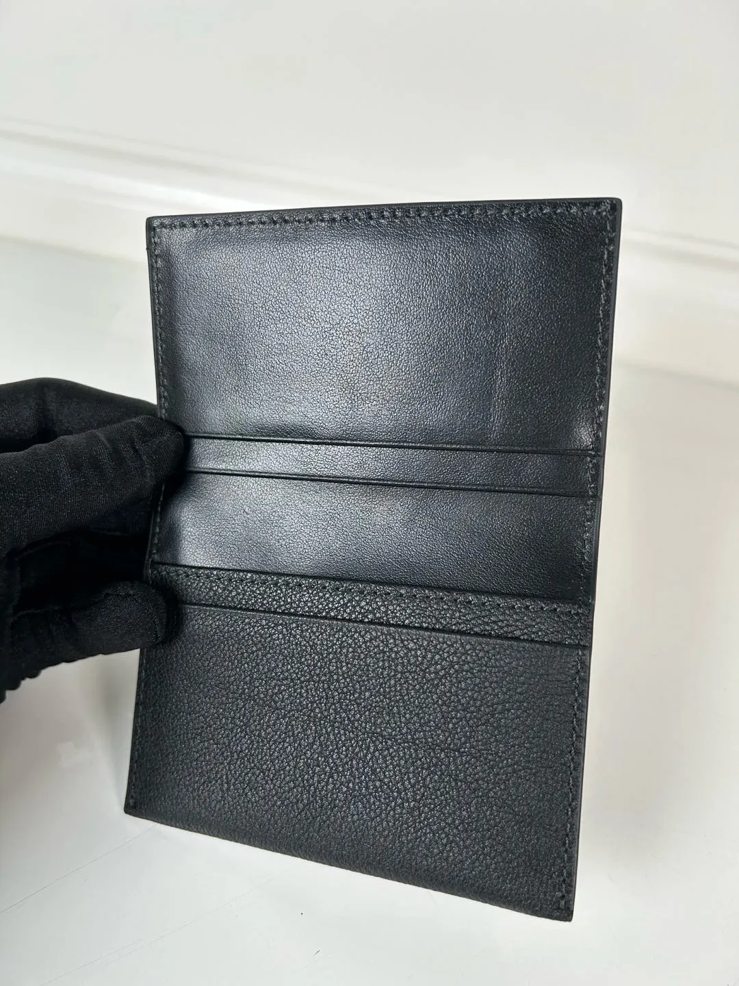 💰440, P Home ➡️Classic card holder, model 1MC110, made of fine deerskin, size 6.5×2.5×11cm, snap button opening and closing design, with 3 card or receipt slots inside. This exquisite card holder is small and convenient, with sufficient capacity. It can be placed in the bag for easy storage. It can also be used for daily use when going out to make single items. Hot 🔥Hot-selling item, taken in kind, what you see is what you get