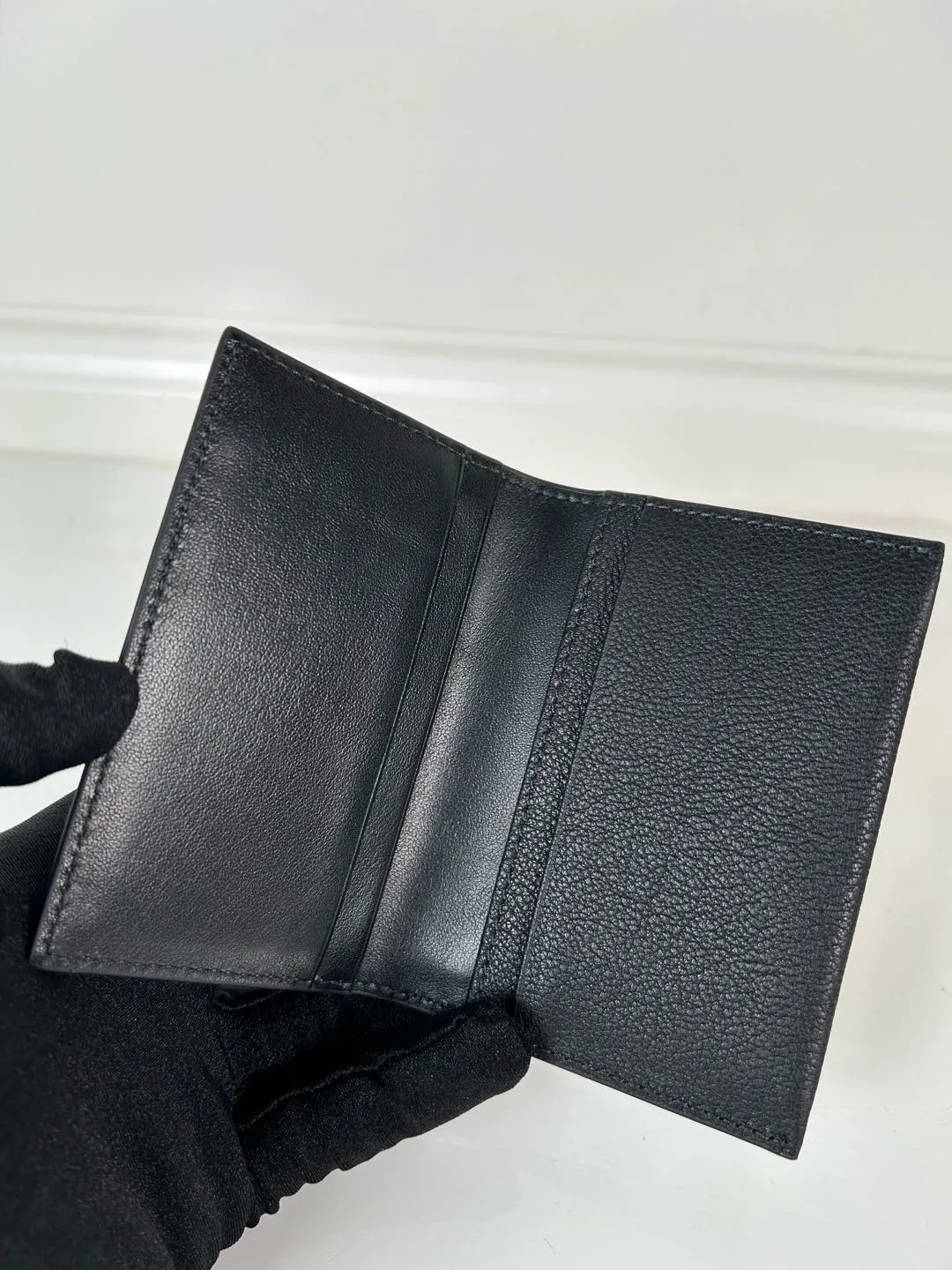 💰440, P Home ➡️Classic card holder, model 1MC110, made of fine deerskin, size 6.5×2.5×11cm, snap button opening and closing design, with 3 card or receipt slots inside. This exquisite card holder is small and convenient, with sufficient capacity. It can be placed in the bag for easy storage. It can also be used for daily use when going out to make single items. Hot 🔥Hot-selling item, taken in kind, what you see is what you get