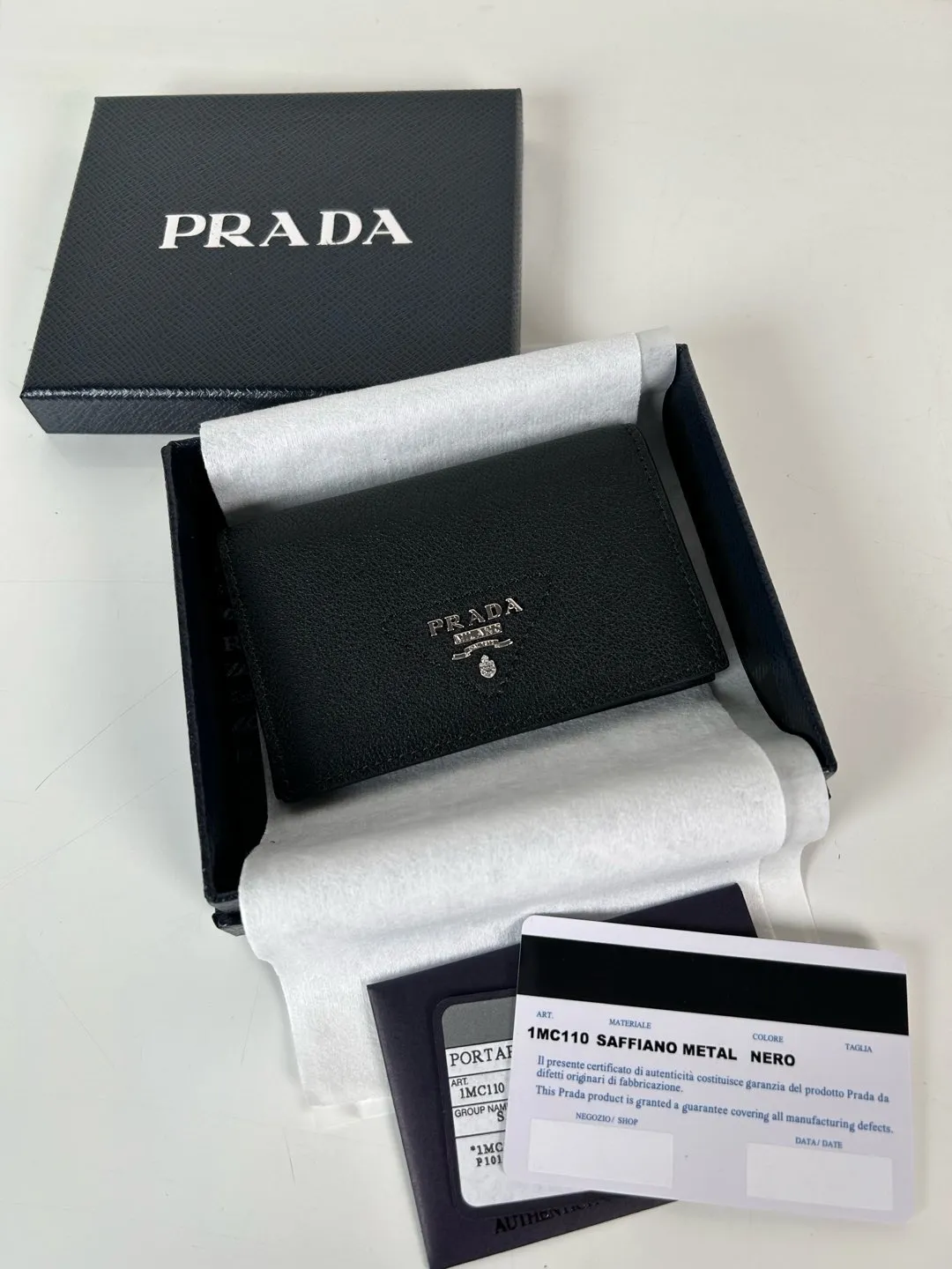 💰440, P Home ➡️Classic card holder, model 1MC110, made of fine deerskin, size 6.5×2.5×11cm, snap button opening and closing design, with 3 card or receipt slots inside. This exquisite card holder is small and convenient, with sufficient capacity. It can be placed in the bag for easy storage. It can also be used for daily use when going out to make single items. Hot 🔥Hot-selling item, taken in kind, what you see is what you get