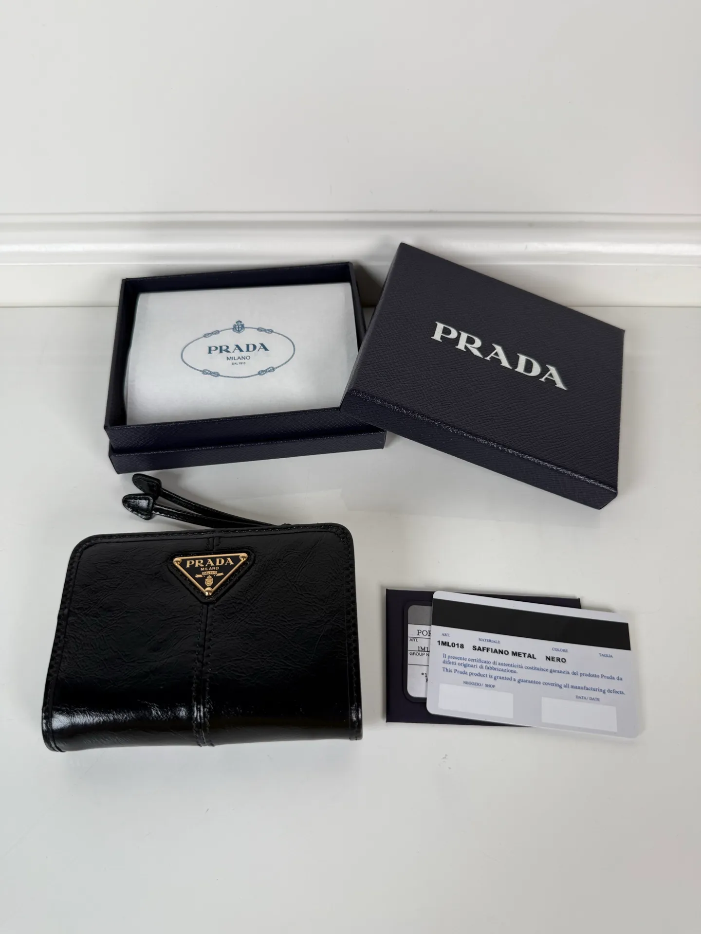 💰560, P Home ➡️ Short clip made of black waxed cowhide, model 1ML018, snap-button design, equipped with 9 card slots, a banknote compartment, and a zippered zero compartment, size 12 x 8cm, small but fully functional, practical and fashionable, can be held in hand or placed in a bag, high-quality workmanship, a good choice for personal use, and a best choice for personal use🎁