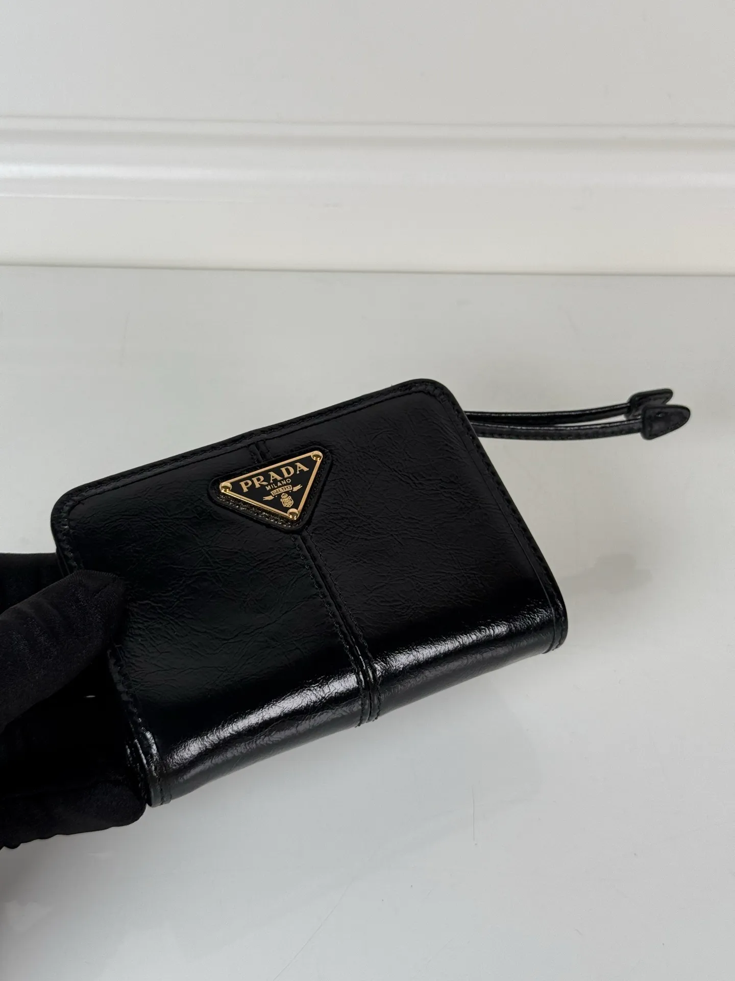 💰560, P Home ➡️ Short clip made of black waxed cowhide, model 1ML018, snap-button design, equipped with 9 card slots, a banknote compartment, and a zippered zero compartment, size 12 x 8cm, small but fully functional, practical and fashionable, can be held in hand or placed in a bag, high-quality workmanship, a good choice for personal use, and a best choice for personal use🎁
