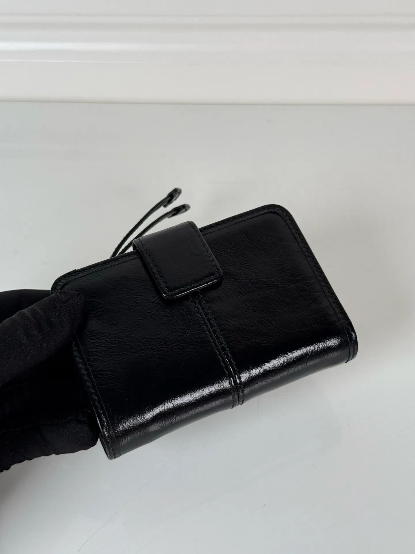 💰560, P Home ➡️ Short clip made of black waxed cowhide, model 1ML018, snap-button design, equipped with 9 card slots, a banknote compartment, and a zippered zero compartment, size 12 x 8cm, small but fully functional, practical and fashionable, can be held in hand or placed in a bag, high-quality workmanship, a good choice for personal use, and a best choice for personal use🎁