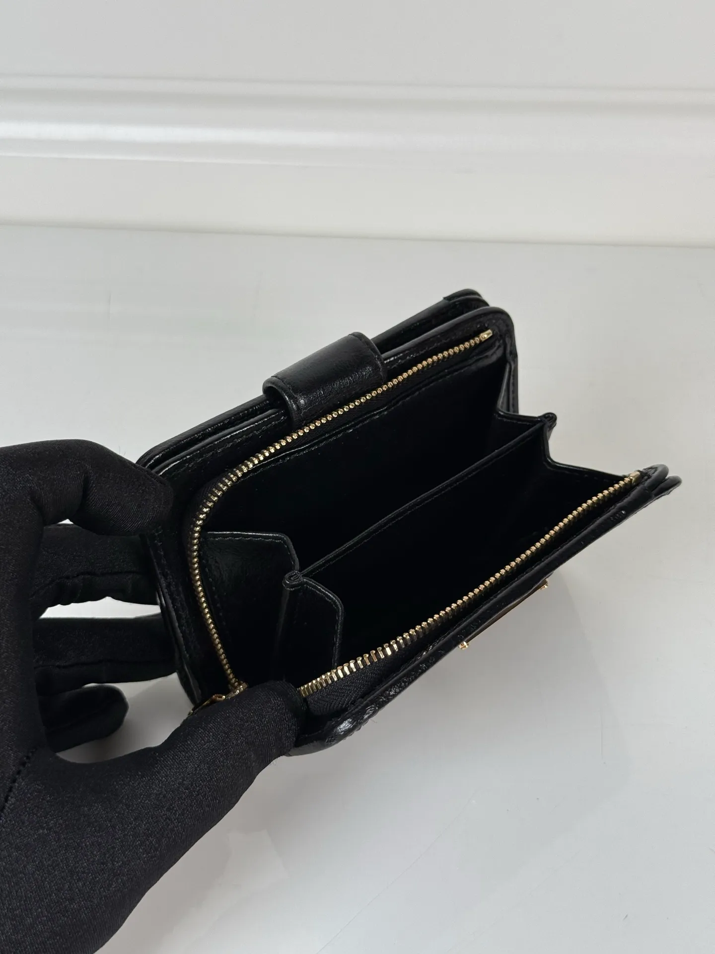 💰560, P Home ➡️ Short clip made of black waxed cowhide, model 1ML018, snap-button design, equipped with 9 card slots, a banknote compartment, and a zippered zero compartment, size 12 x 8cm, small but fully functional, practical and fashionable, can be held in hand or placed in a bag, high-quality workmanship, a good choice for personal use, and a best choice for personal use🎁