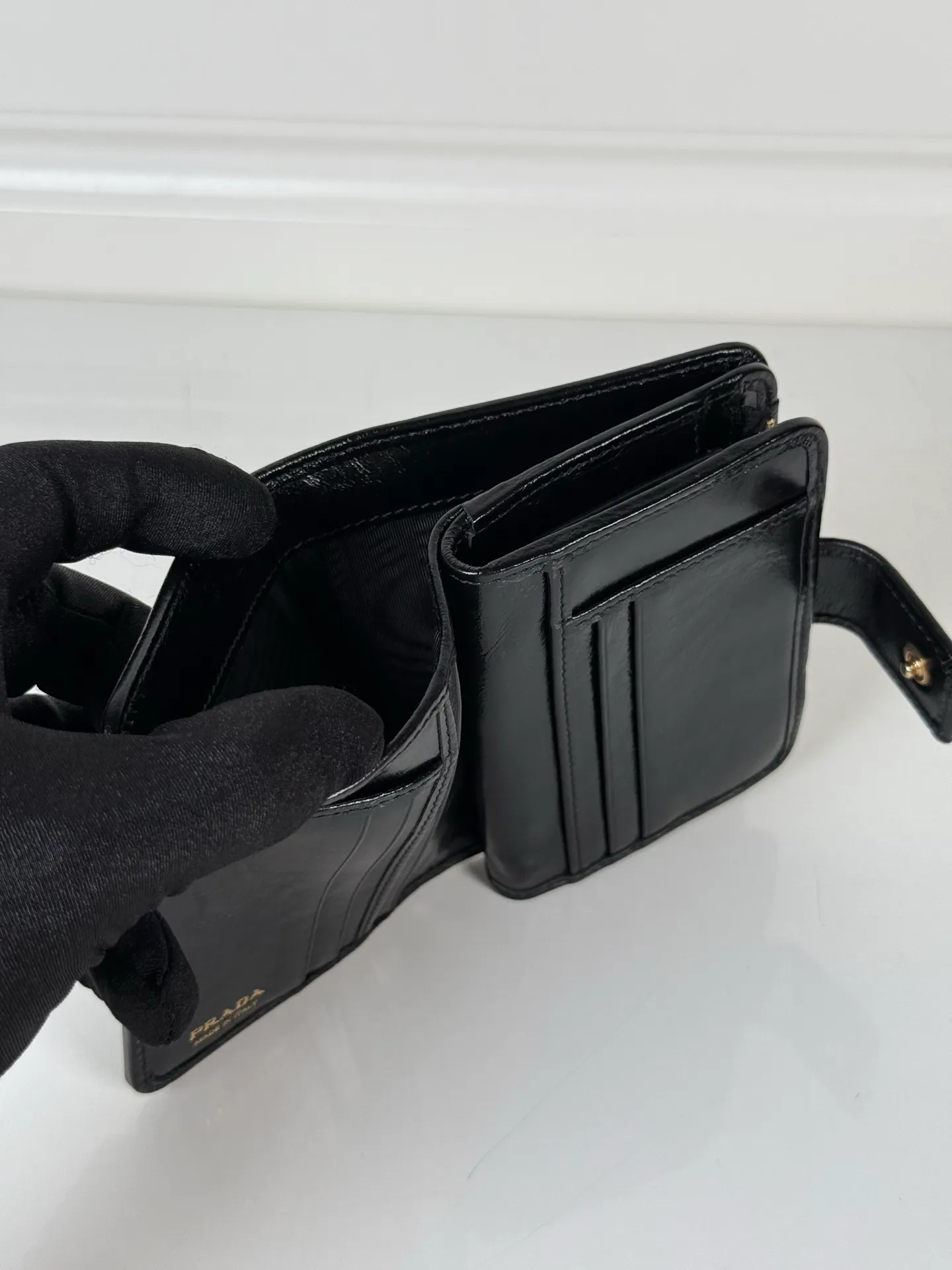 💰560, P Home ➡️ Short clip made of black waxed cowhide, model 1ML018, snap-button design, equipped with 9 card slots, a banknote compartment, and a zippered zero compartment, size 12 x 8cm, small but fully functional, practical and fashionable, can be held in hand or placed in a bag, high-quality workmanship, a good choice for personal use, and a best choice for personal use🎁