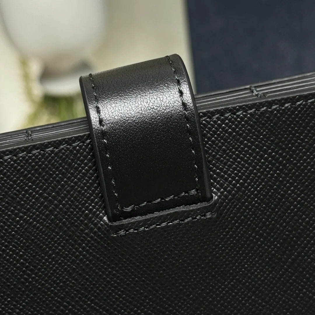 P440 [Top original order] PRADA's new card holder💼Classic, simple and fashionable, genuine development, model 1MC211, internal code 164 OEM code💋 The combination of smooth leather and Saffiano leather details creates this exquisite card holder. Saffiano leather has a cross-hatched texture and is Prada’s signature material. Snap button fastening, five pleated card slots design, the iconic enameled triangle logo embellishes the closure, and the simple design reflects the brand🏅️🏅️🏅️Size: 10*6.5cm