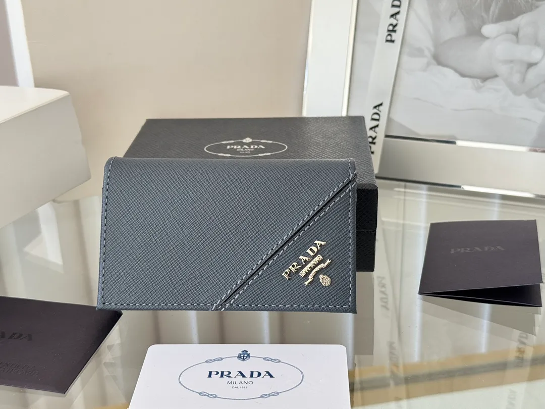 Prada classic card holder, model 1MC122, made of cross-grain cowhide, size 6.5×2.5×11cm, adopts snap button opening and closing design, and has two slots for cards or receipts. This exquisite card holder is small and convenient, with sufficient capacity. It can be placed in the bag for easy storage. It can also be used to make separate items when going out every day. Hot 🔥Hot-selling item, taken in kind, what you see is what you get