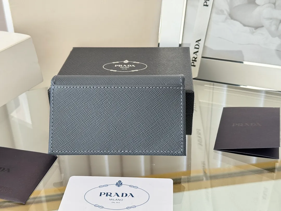 Prada classic card holder, model 1MC122, made of cross-grain cowhide, size 6.5×2.5×11cm, adopts snap button opening and closing design, and has two slots for cards or receipts. This exquisite card holder is small and convenient, with sufficient capacity. It can be placed in the bag for easy storage. It can also be used to make separate items when going out every day. Hot 🔥Hot-selling item, taken in kind, what you see is what you get