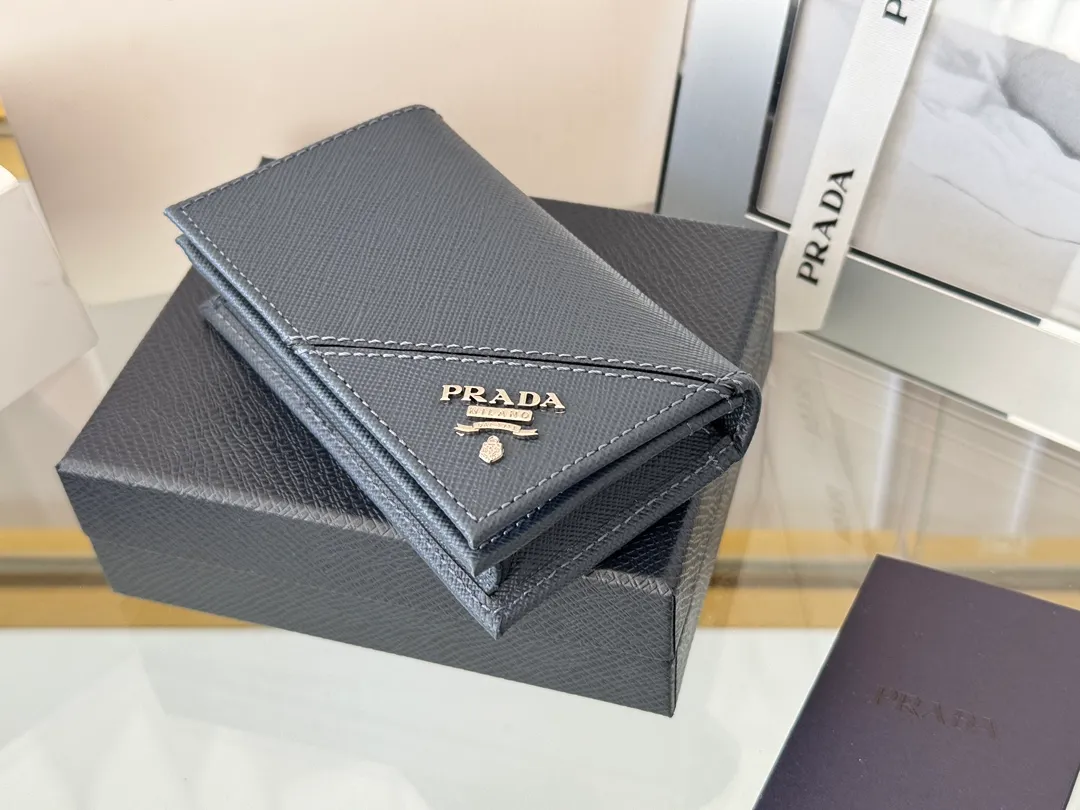 Prada classic card holder, model 1MC122, made of cross-grain cowhide, size 6.5×2.5×11cm, adopts snap button opening and closing design, and has two slots for cards or receipts. This exquisite card holder is small and convenient, with sufficient capacity. It can be placed in the bag for easy storage. It can also be used to make separate items when going out every day. Hot 🔥Hot-selling item, taken in kind, what you see is what you get