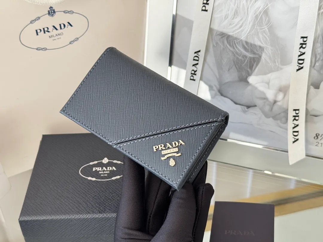 Prada classic card holder, model 1MC122, made of cross-grain cowhide, size 6.5×2.5×11cm, adopts snap button opening and closing design, and has two slots for cards or receipts. This exquisite card holder is small and convenient, with sufficient capacity. It can be placed in the bag for easy storage. It can also be used to make separate items when going out every day. Hot 🔥Hot-selling item, taken in kind, what you see is what you get